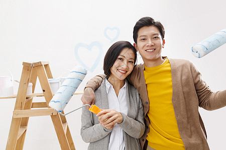 情侣东方人刷漆年轻夫妇装修房子图片