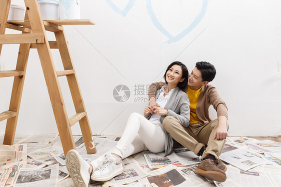 青年夫妇水平构图亚洲年轻夫妇装修房子图片