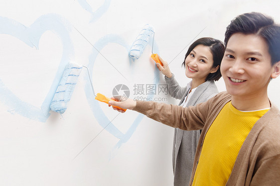 成年人东方人男朋友年轻夫妇装修房子图片