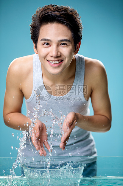 垂直构图纯净健康生活方式帅气的年轻男人洗脸图片