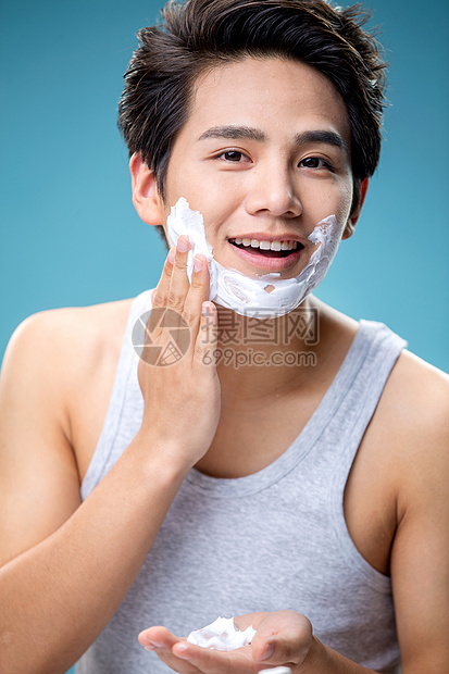 涂抹剃须泡沫的年轻男人图片