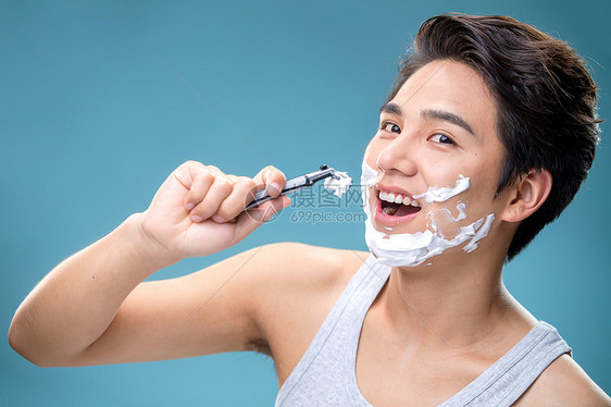 刮胡刀亚洲帅气的年轻男人刮胡子图片
