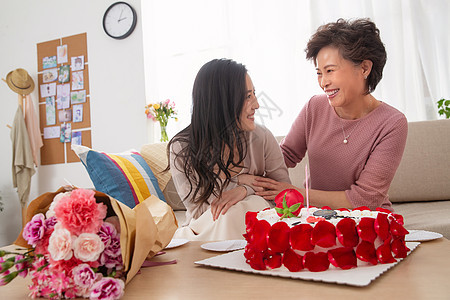 花瓣亲密东方人幸福母女过生日图片