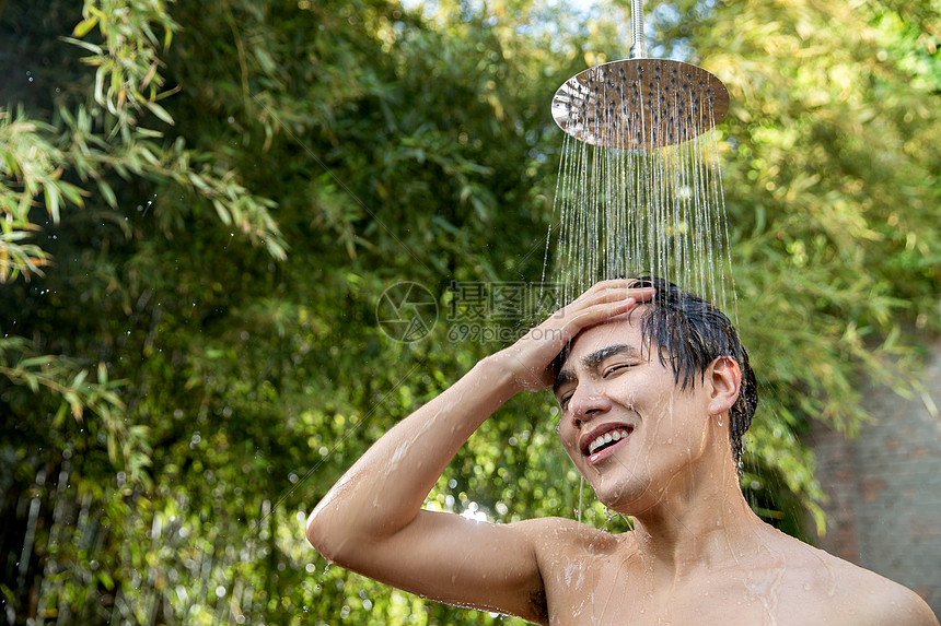 脸颊青年男人湿年轻男人在户外淋浴洗头图片