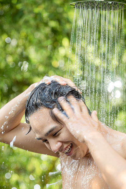 个人护理健康的亚洲年轻男人在户外淋浴洗头图片