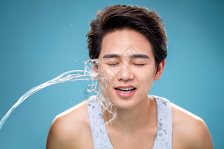 水珠水柱湿年轻男人洗脸图片