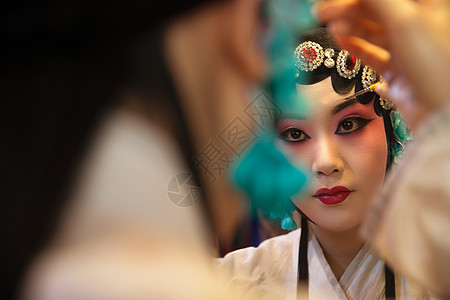 彩妆文化表演者女京剧演员后台化妆图片