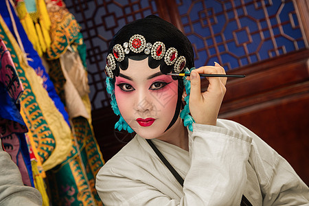 创作行业表演者准备女京剧演员后台化妆高清图片