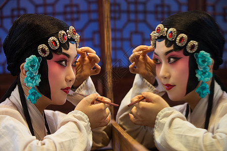准备亚洲戏剧表演女京剧演员后台化妆图片