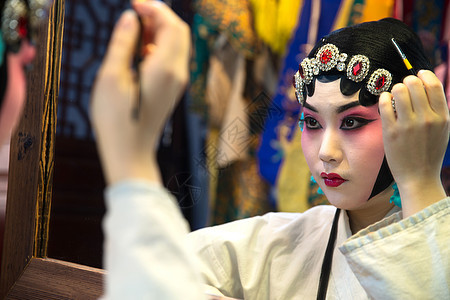 认真的表演东亚文化女京剧演员后台化妆图片
