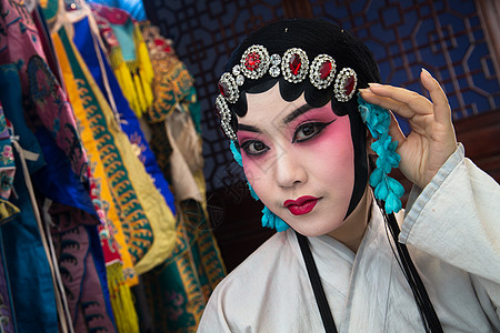 戏曲人的脸部创作行业女京剧演员后台化妆图片