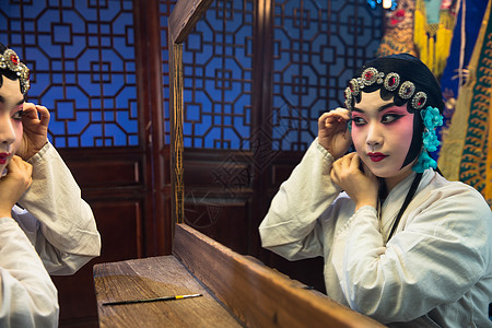 戏剧化妆更衣室室内坐着女京剧演员后台化妆背景