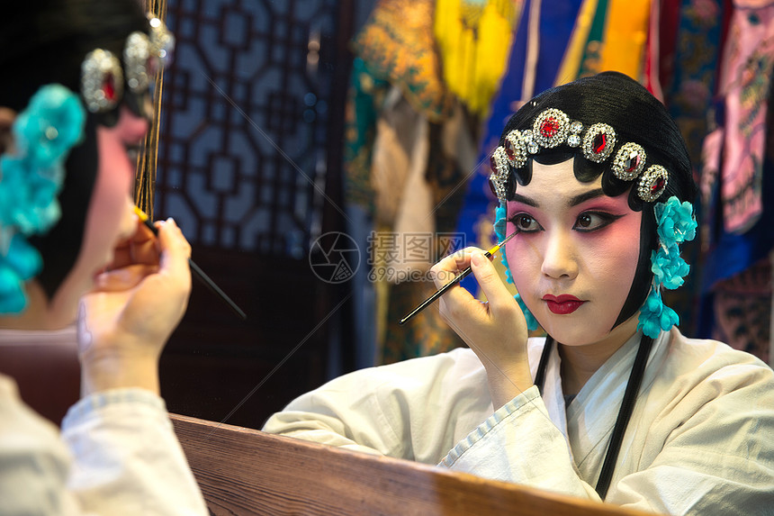 作画照镜子人的脸部女京剧演员后台化妆图片