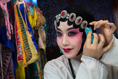 传统传统文化影棚拍摄女京剧演员后台化妆图片