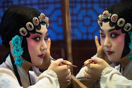 女成年人20多岁女京剧演员后台化妆图片