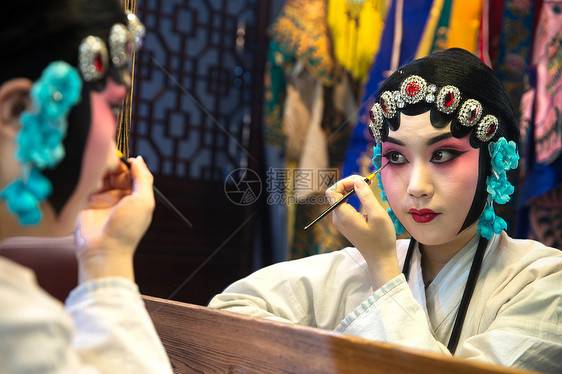 影棚拍摄彩妆人的脸部女京剧演员后台化妆图片