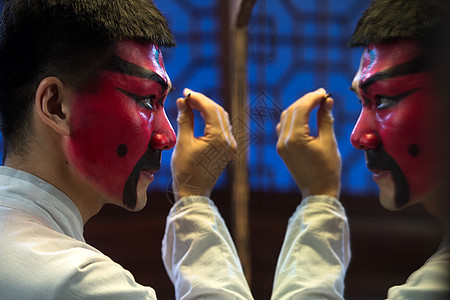 影棚拍摄亚洲人的头部男京剧演员后台化妆图片