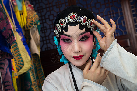 人的脸部青年女人看女京剧演员后台化妆图片