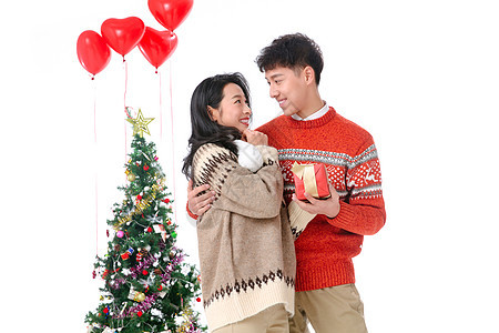 传统节日亚洲人青年伴侣青年男人送女朋友圣诞礼物图片