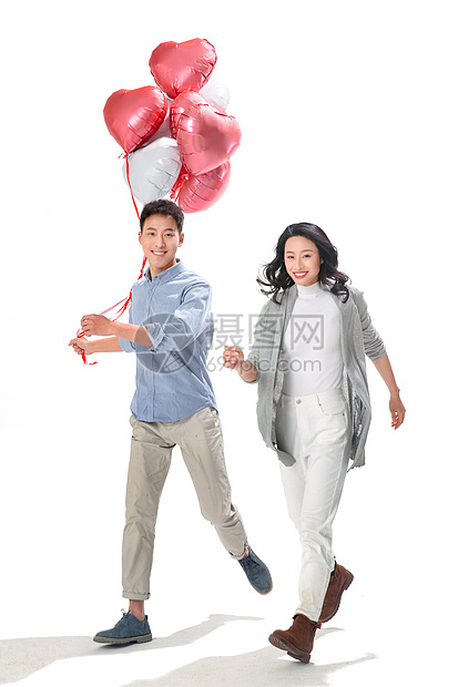 青年文化两个人奔跑浪漫情侣拿着心形气球图片