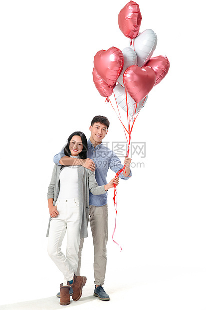 注视镜头休闲装彩色图片浪漫情侣拿着心形气球图片