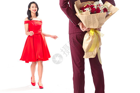 青年男人给女朋友送玫瑰花图片