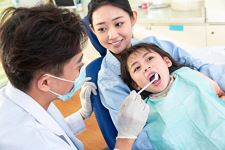 摄影亚洲人卫生保健和医疗牙科医生给小女孩检查牙齿图片