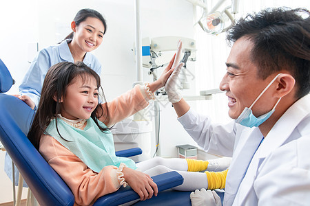快乐护士三个人小女孩和牙科医生图片