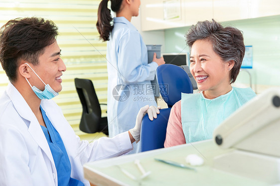 牙科医生和患者交谈图片