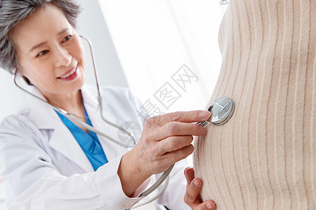 成年人夫妇健康保健工作人员医生给孕妇检查身体图片