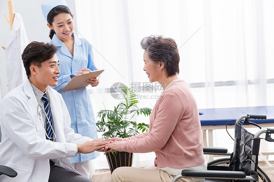 个人护理东方人技能医生和老年患者交谈图片