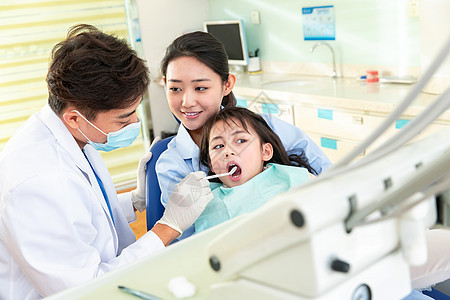 户内医疗用品口腔医学牙科医生给小女孩检查牙齿图片