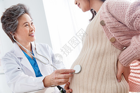 摄影女医生专门技术医生给孕妇检查身体图片