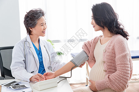 夫妇亚洲两个人医生给孕妇检查身体图片