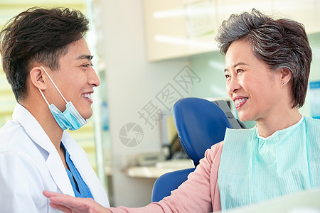 牙医和老年患者交谈图片