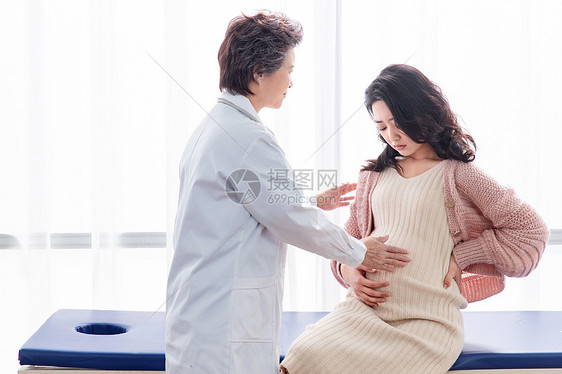 怀孕的水平构图两个人医生给孕妇检查身体图片