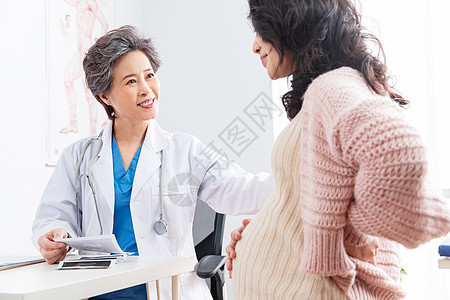 专门技术满意医院医生给孕妇检查身体图片