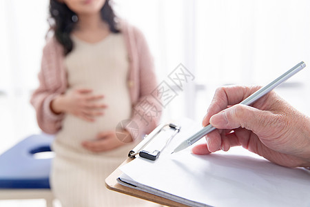 两个人选择对焦医生给孕妇检查身体图片