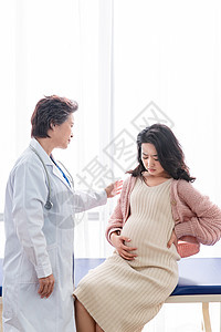 站着怀孕的医生给孕妇检查身体图片