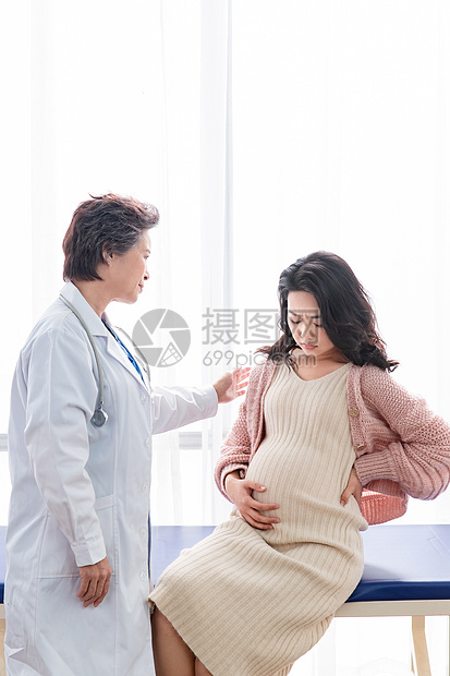 站着怀孕的医生给孕妇检查身体图片