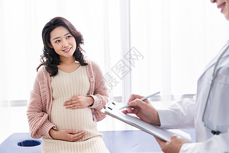 卫生健康生活方式医药职业医生给孕妇检查身体图片