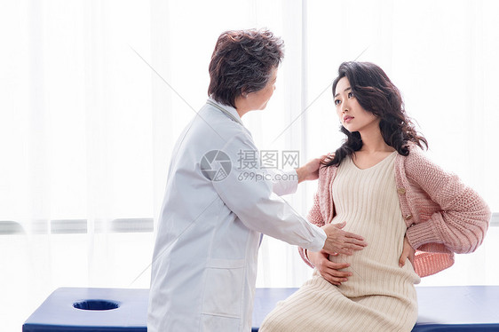 怀孕的站着医生给孕妇检查身体图片