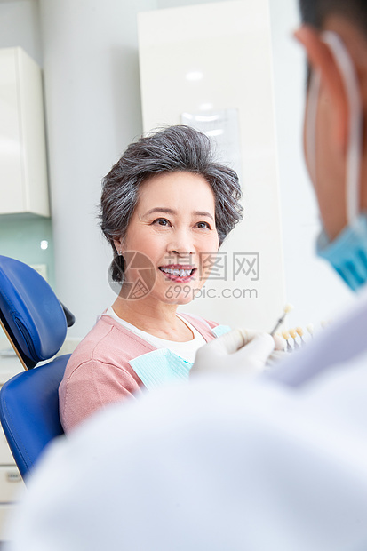 牙医给老年患者治疗图片