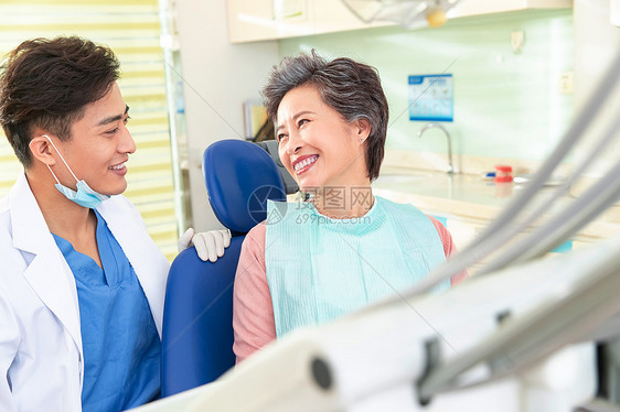 微笑医疗器械25岁到29岁牙医和老年患者交谈图片