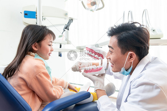 医生办公室口腔卫生男人可爱的小女孩和牙科医生图片