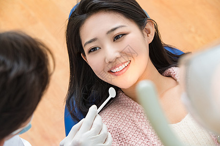 口腔医师牙医给青年女患者治疗背景