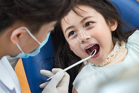医疗工具户内医护服可爱的小女孩和牙科医生图片