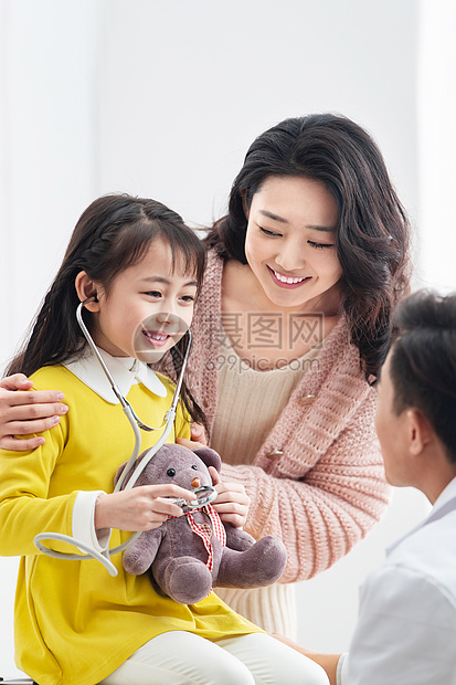 东亚沟通保健年轻妈妈带着孩子看医生图片