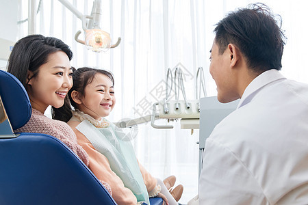 成年人医护服彩色图片年轻妈妈带着小女孩看牙医图片