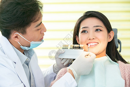 牙医给青年女患者治疗图片
